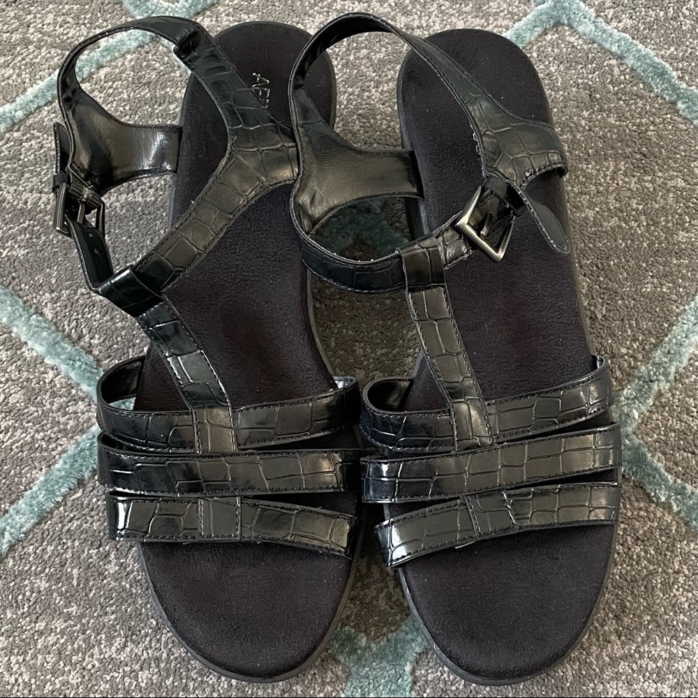 NWOT Aerosols Womens Reptile Textured Wedge Sandals